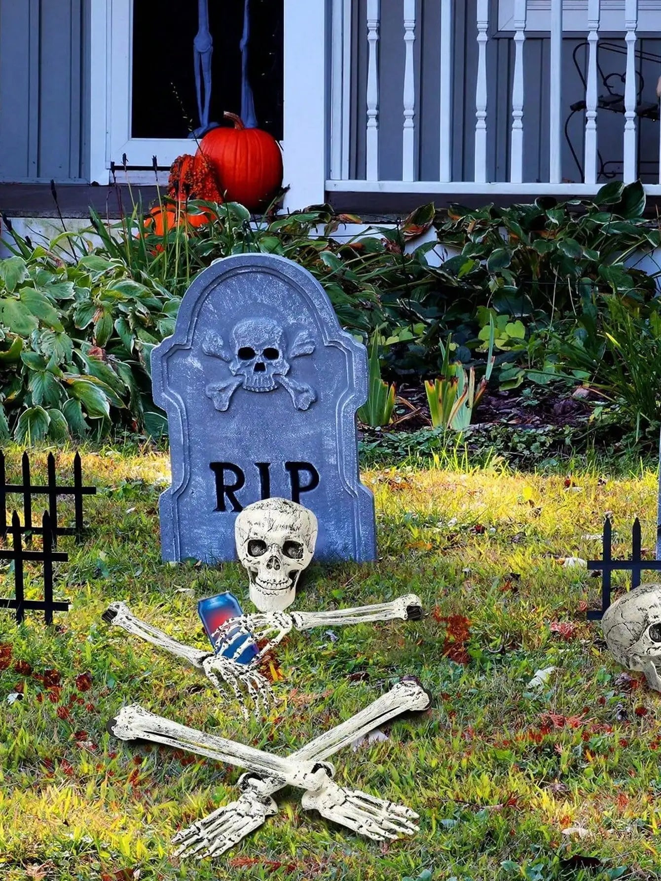 Halloween Skeleton Stake Decorations, Realistic Skull Halloween Props, Spooky Yard Decoration with Arm, Garden Halloween Decor